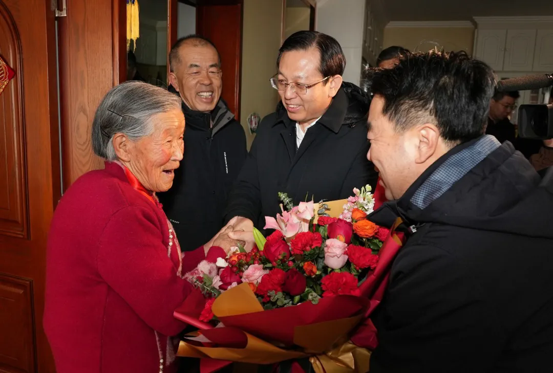 王帅红赴朔城区开展走访慰问送温暖活动时强调  坚持以人民为中心的发展思想  把党和政府的关怀送到千家万户